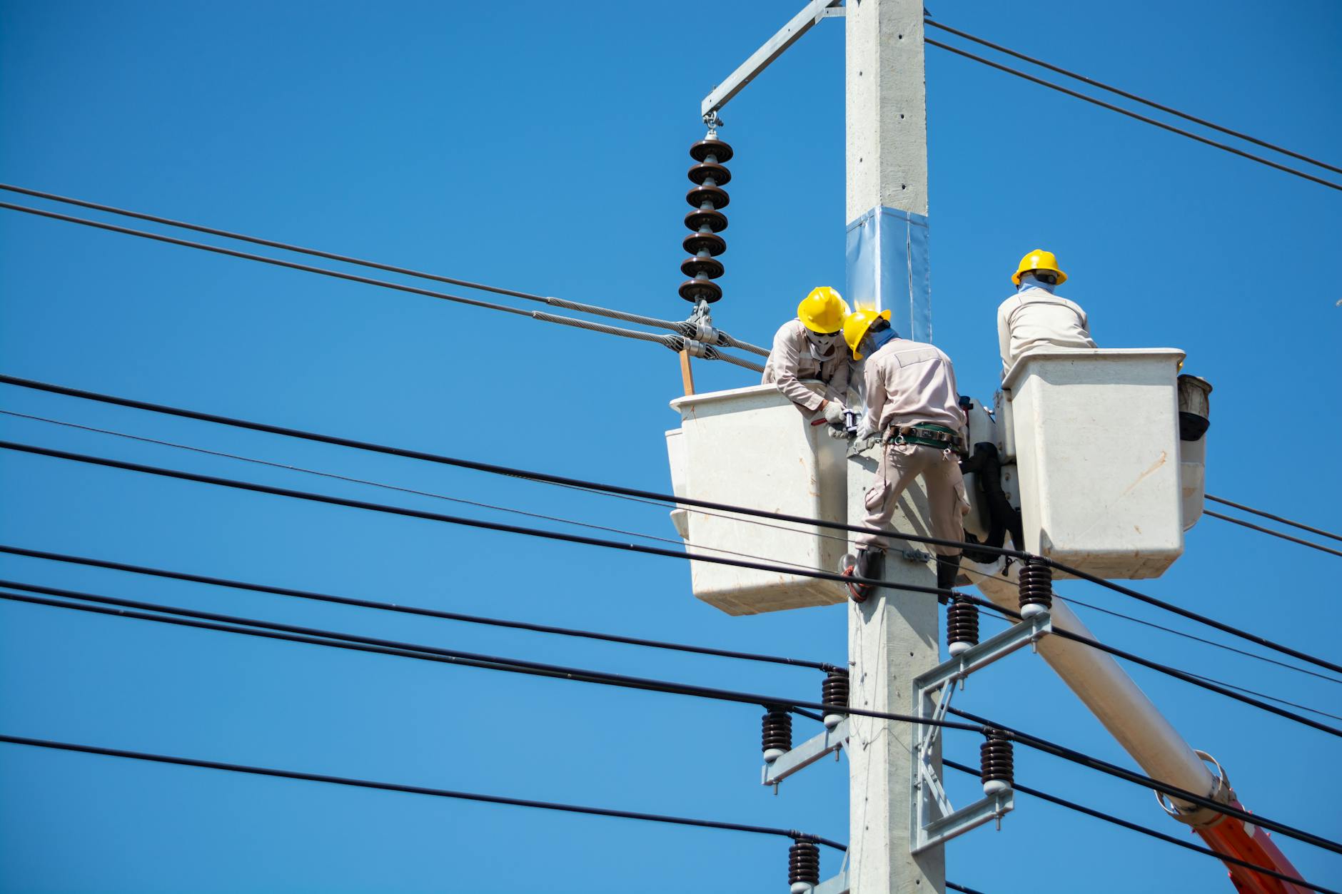 MJN Facilitate electrician working on a commercial site