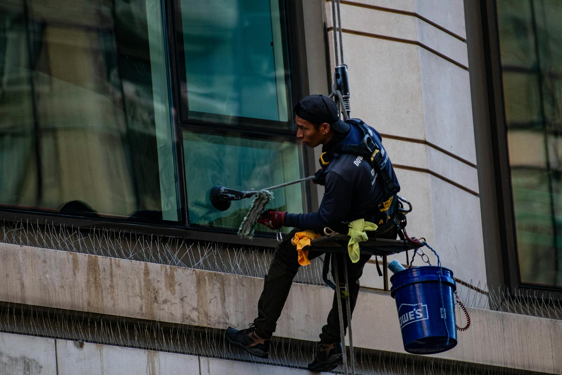 MJN Facilitate maintenance technician with tools on site